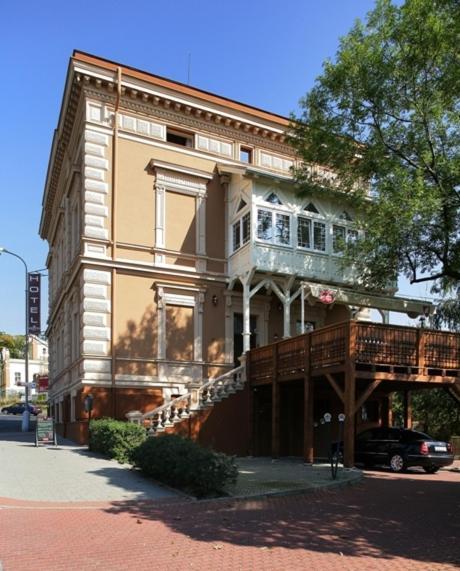 Hotel Mertin Chomutov Extérieur photo