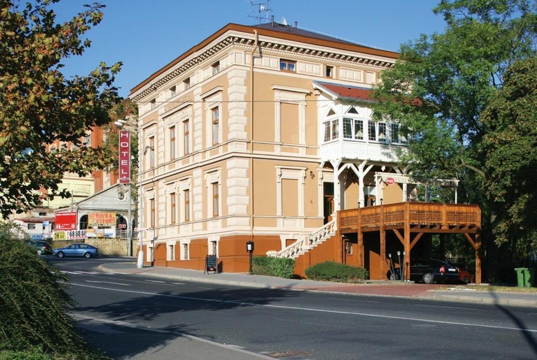 Hotel Mertin Chomutov Extérieur photo