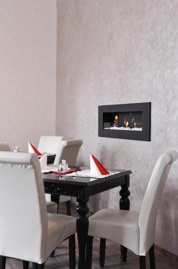 Hotel Mertin Chomutov Extérieur photo