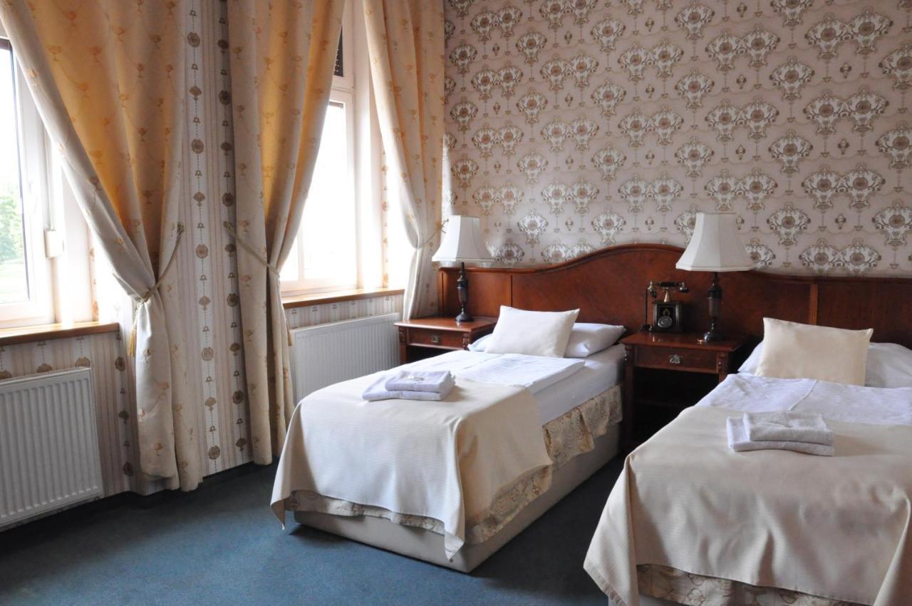 Hotel Mertin Chomutov Extérieur photo