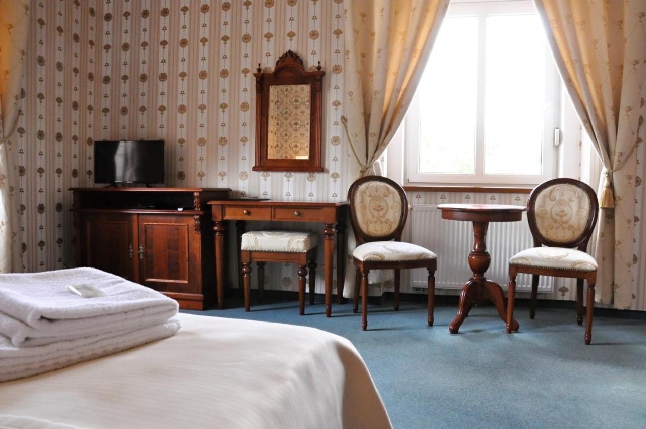 Hotel Mertin Chomutov Extérieur photo