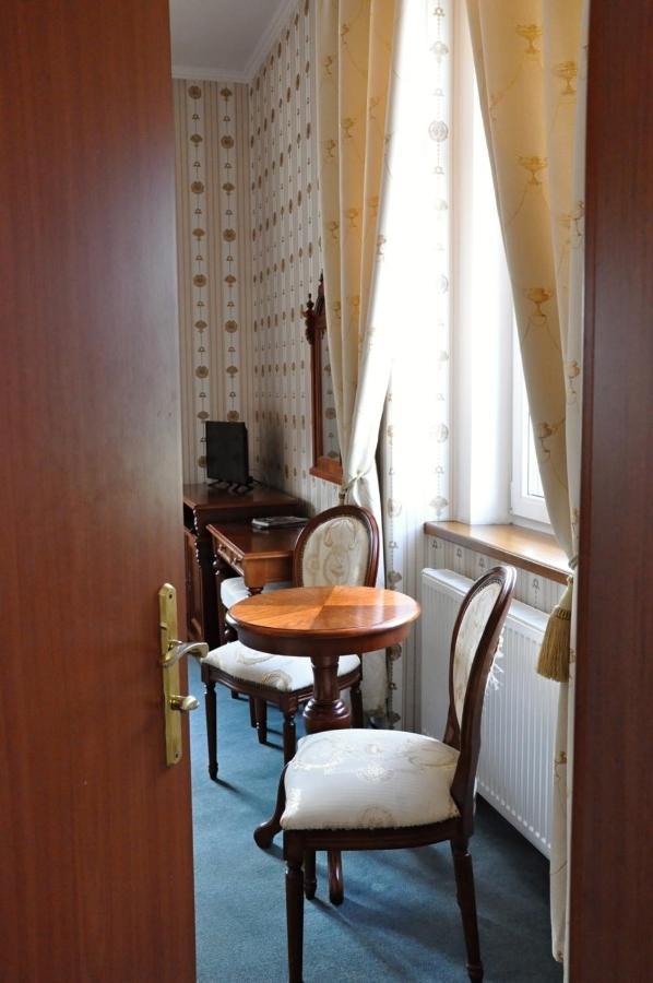 Hotel Mertin Chomutov Extérieur photo