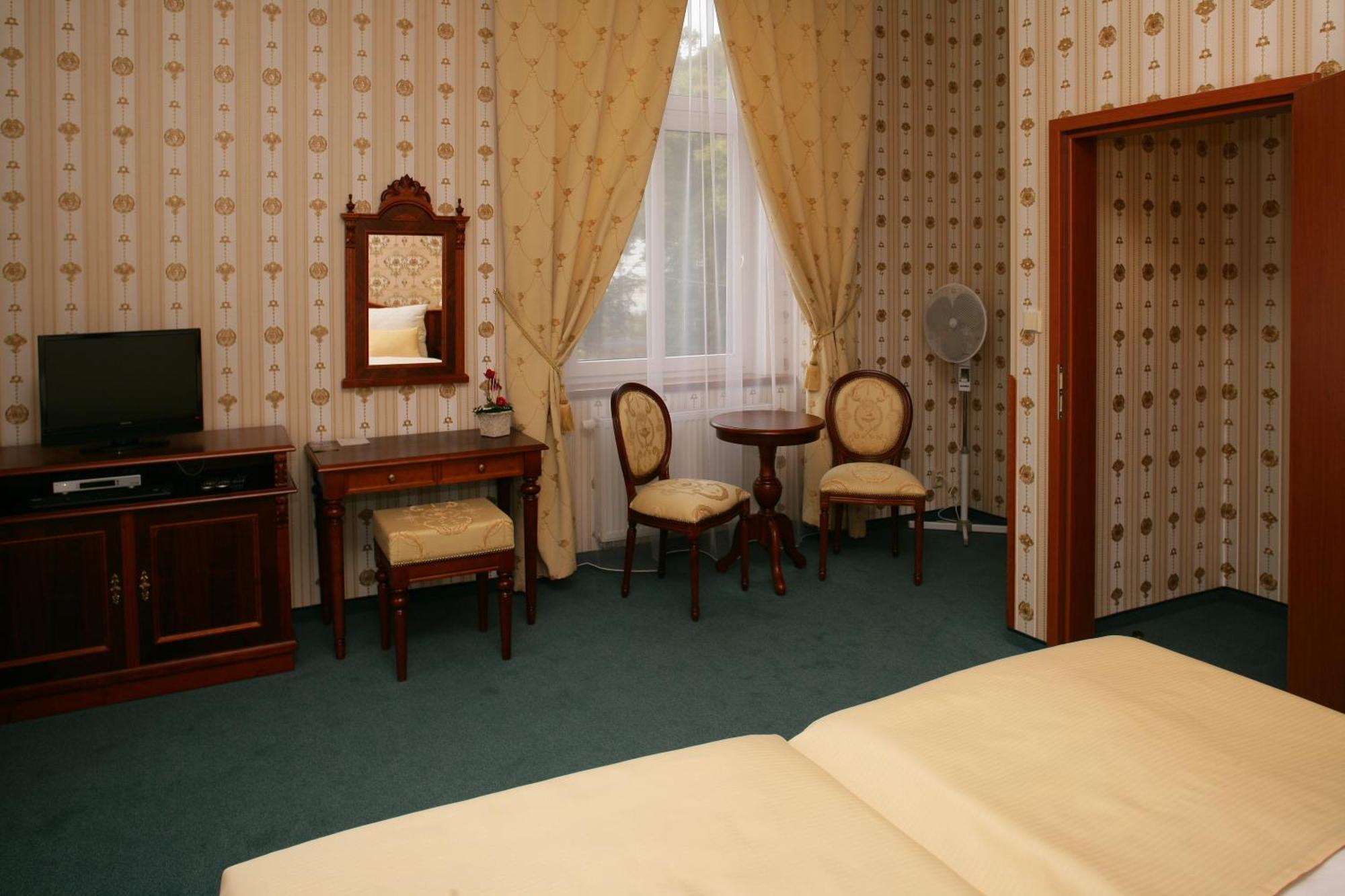 Hotel Mertin Chomutov Extérieur photo